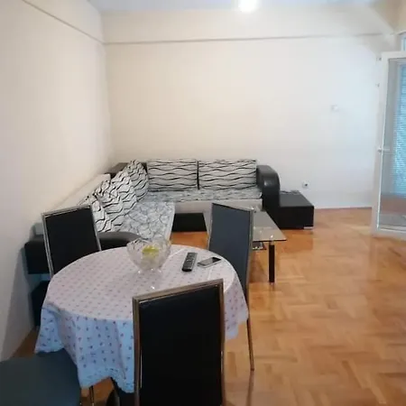 Modern One Bedroom Apartment *